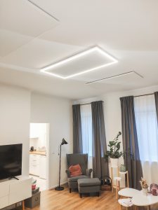 Infrarotheizung mit LED-Licht in einem modernen Wohnzimmer